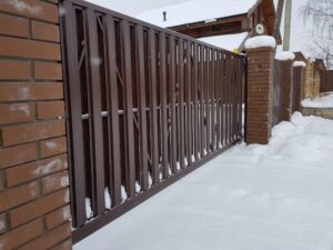 Ворота откатные из евроштакетника в шахматном порядке