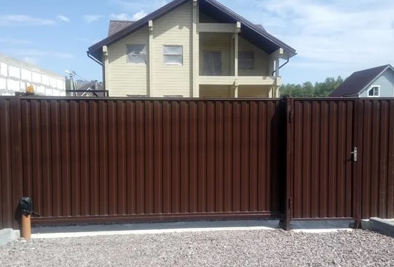Откатные ворота на винтовых сваях коричневые