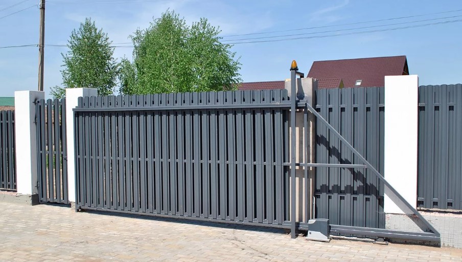 Откатные ворота на винтовых сваях с черным евроштакетником