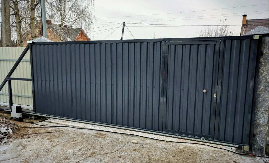 Откатные ворота с калиткой Alutech черного цвета 3000х1700
