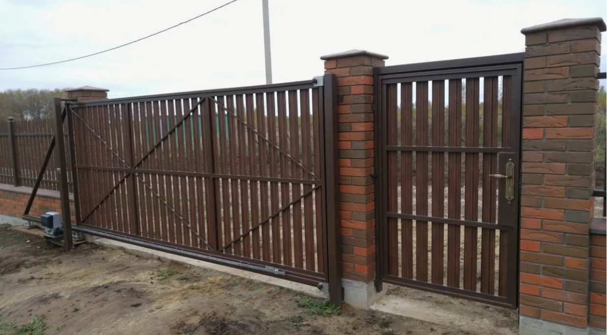 Механические откатные ворота из штакетника